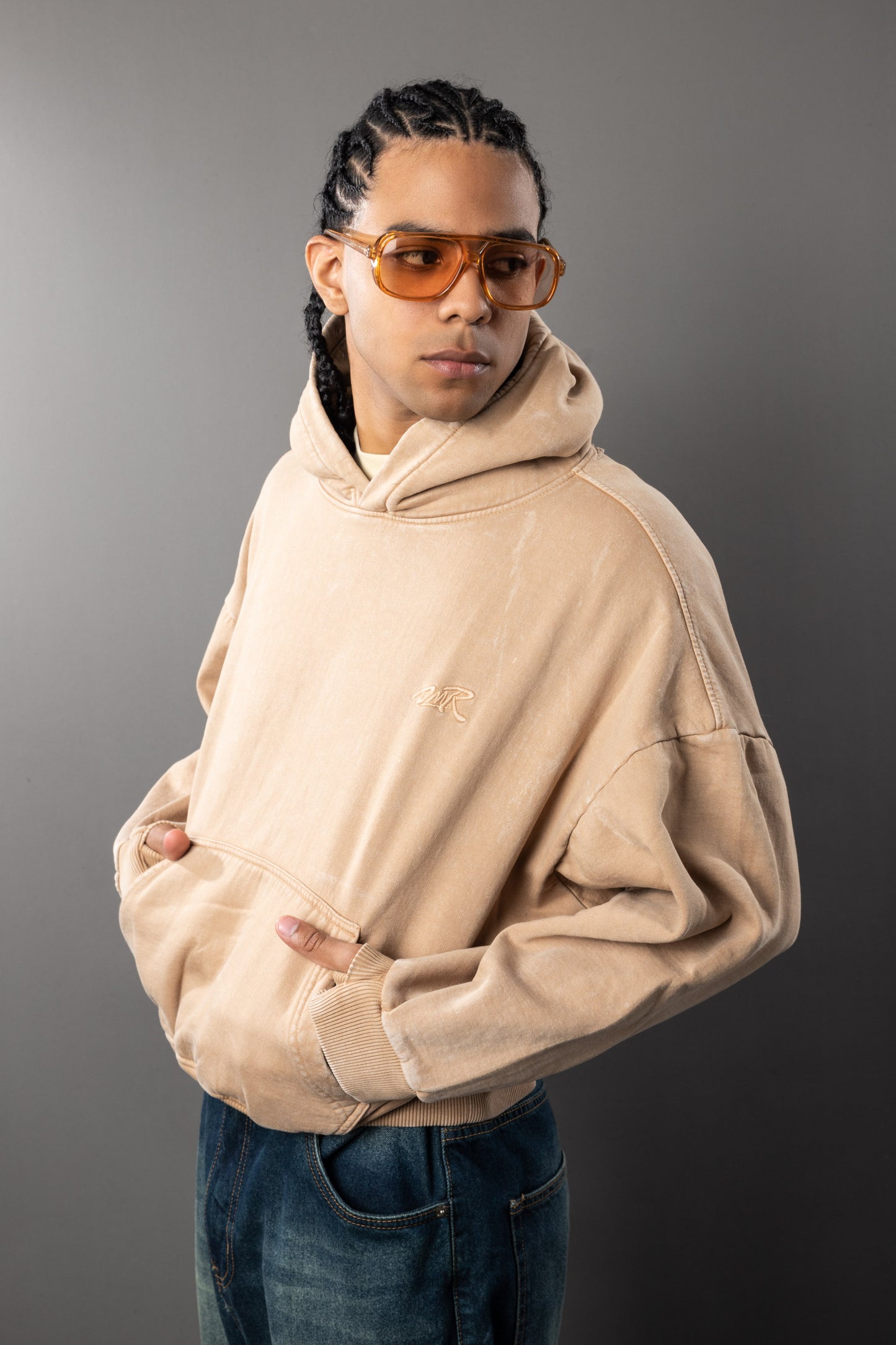 POLERA CON CAPUCHA TORNIQUET
