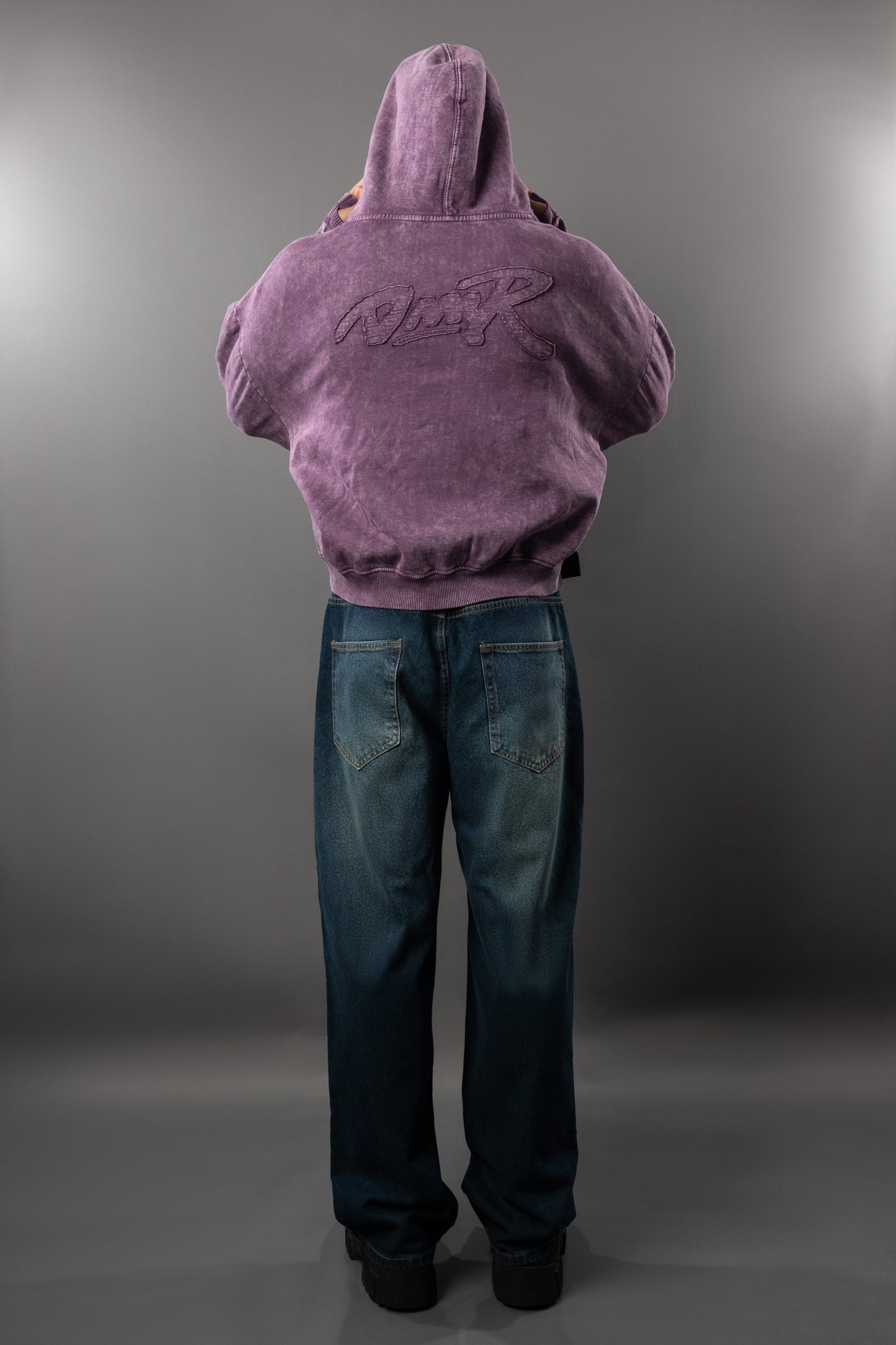 POLERA CON CAPUCHA TORNIQUET