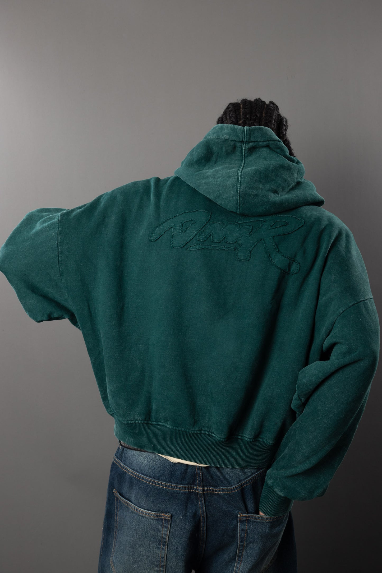 POLERA CON CAPUCHA TORNIQUET