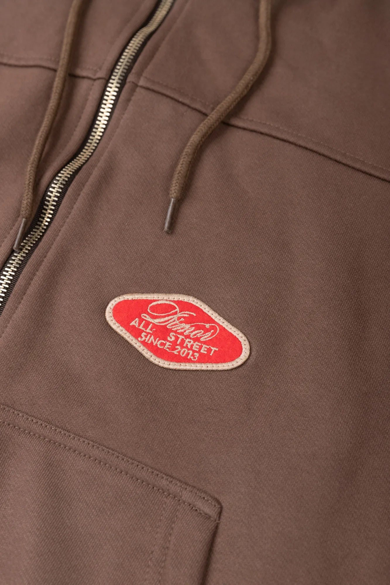 POLERA/HOODIE CON CIERRE ZIPPER