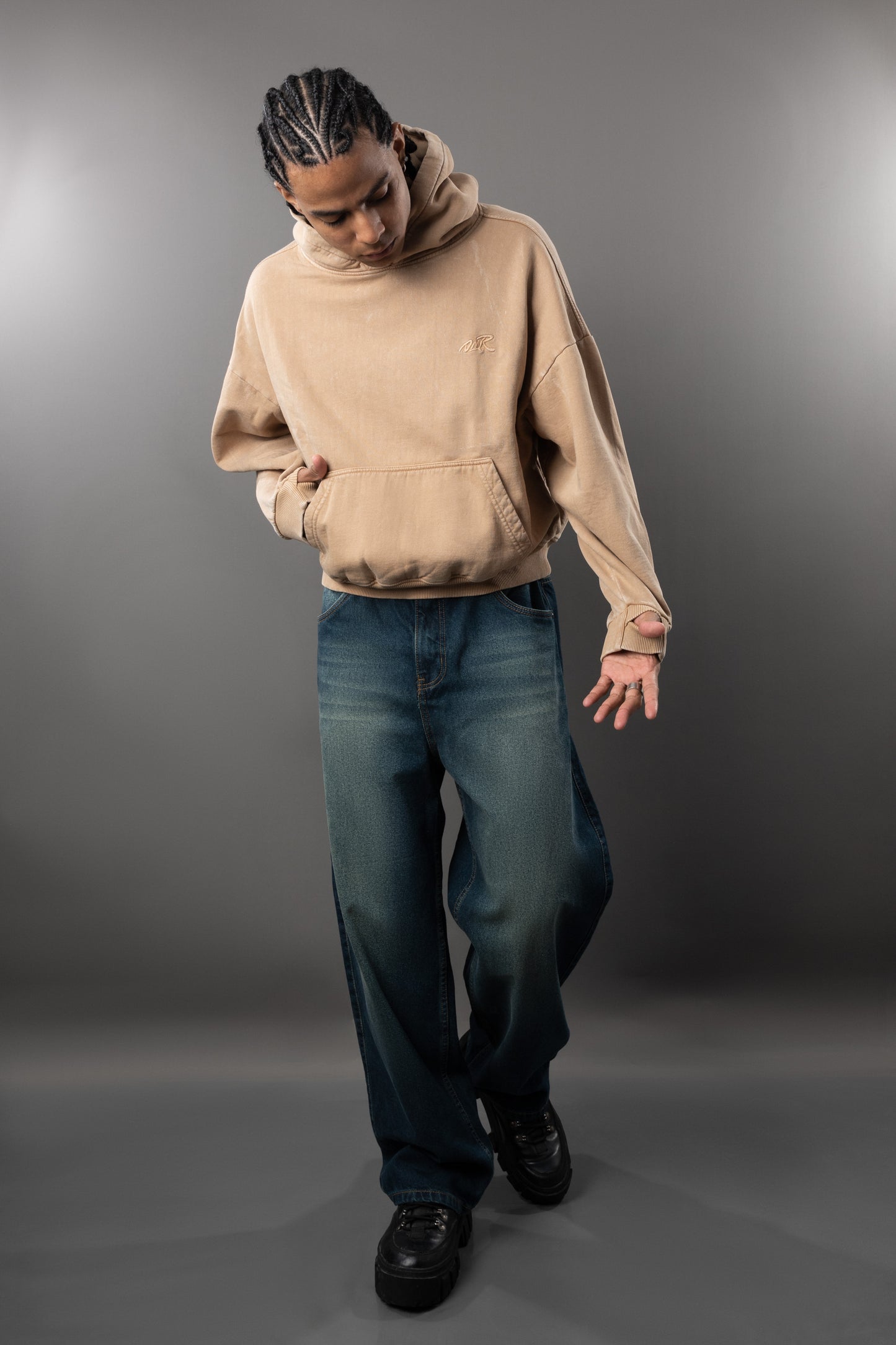 POLERA CON CAPUCHA TORNIQUET