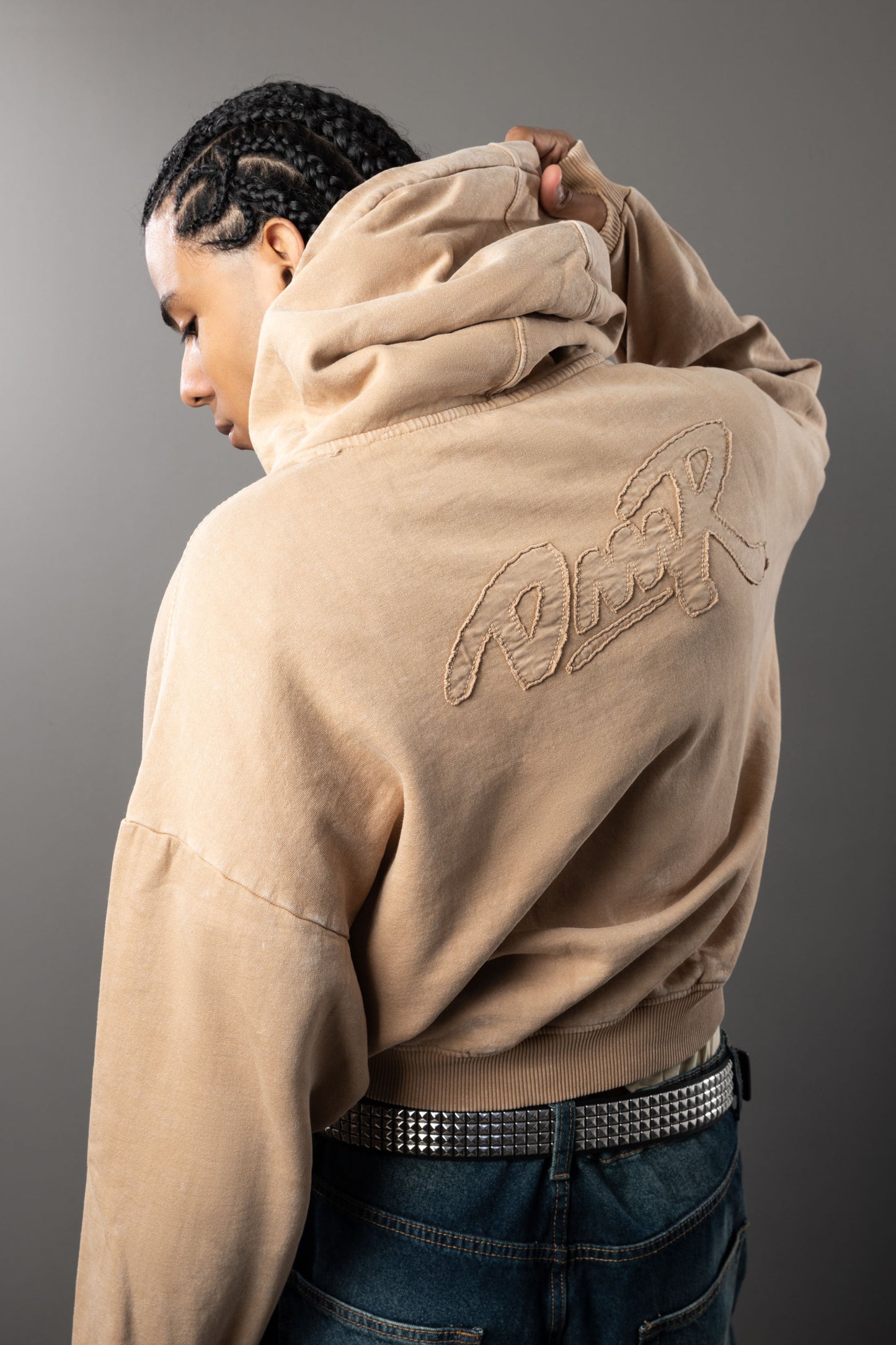 POLERA CON CAPUCHA TORNIQUET