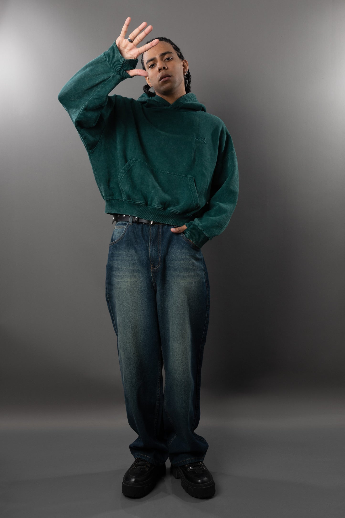 POLERA CON CAPUCHA TORNIQUET