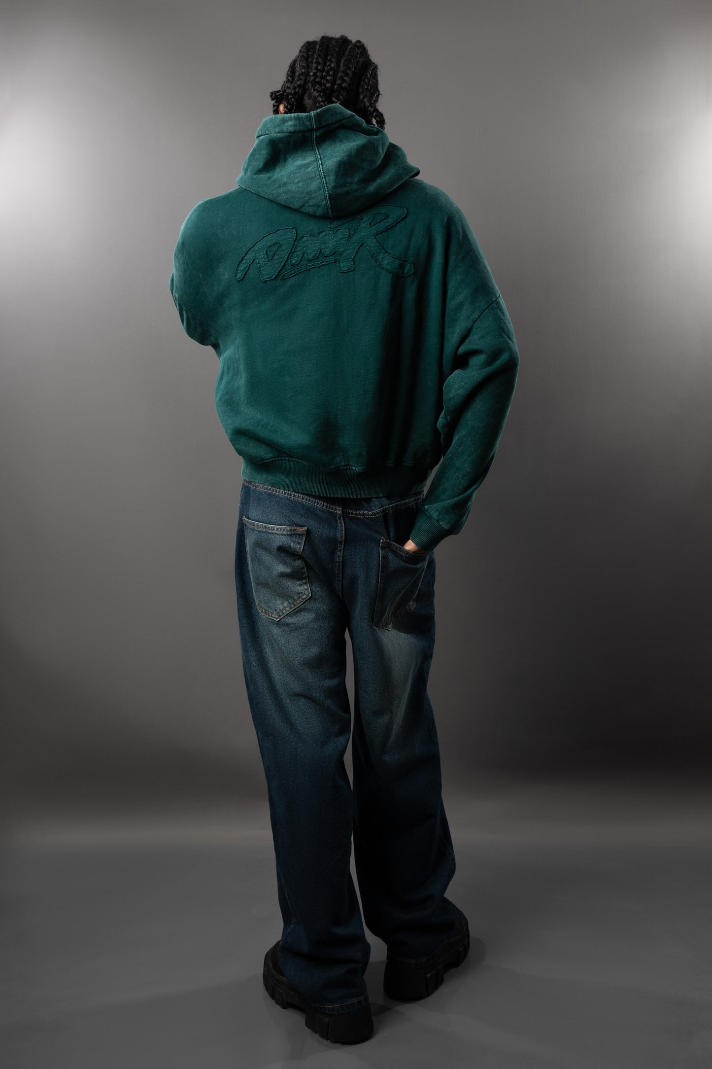 POLERA CON CAPUCHA TORNIQUET