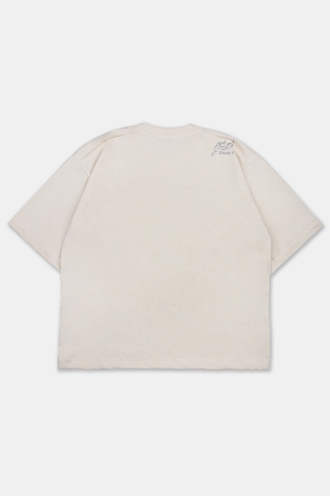 Vista trasera de polo boxy fit para hombre en color arena. Con cuello redondo, manga corta y estampado a la altura del hombro. Estilo urbano.