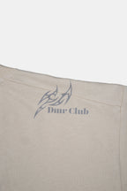 Imagen detalle de estampado DTF a la altura del hombro en polo boxy fit para hombre estilo urbano.