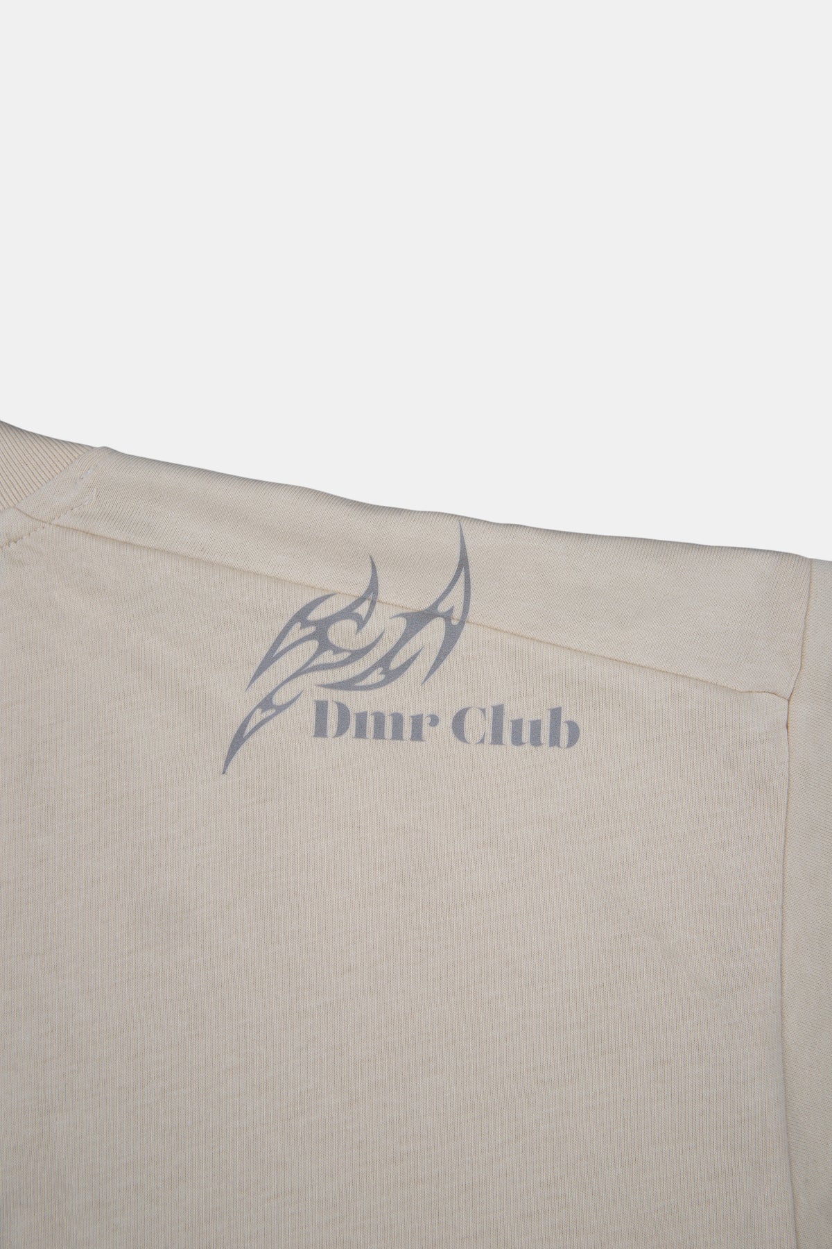 Imagen detalle de estampado DTF a la altura del hombro en polo boxy fit para hombre estilo urbano.