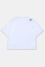 Imagen de espalda de polo boxy fit blanco para hombre, con cuello redondo y manga corta, fabricado en Jersey 20/1 de algodón 100% con etampado en el hombro. Ideal para looks casuales y urbanos. 