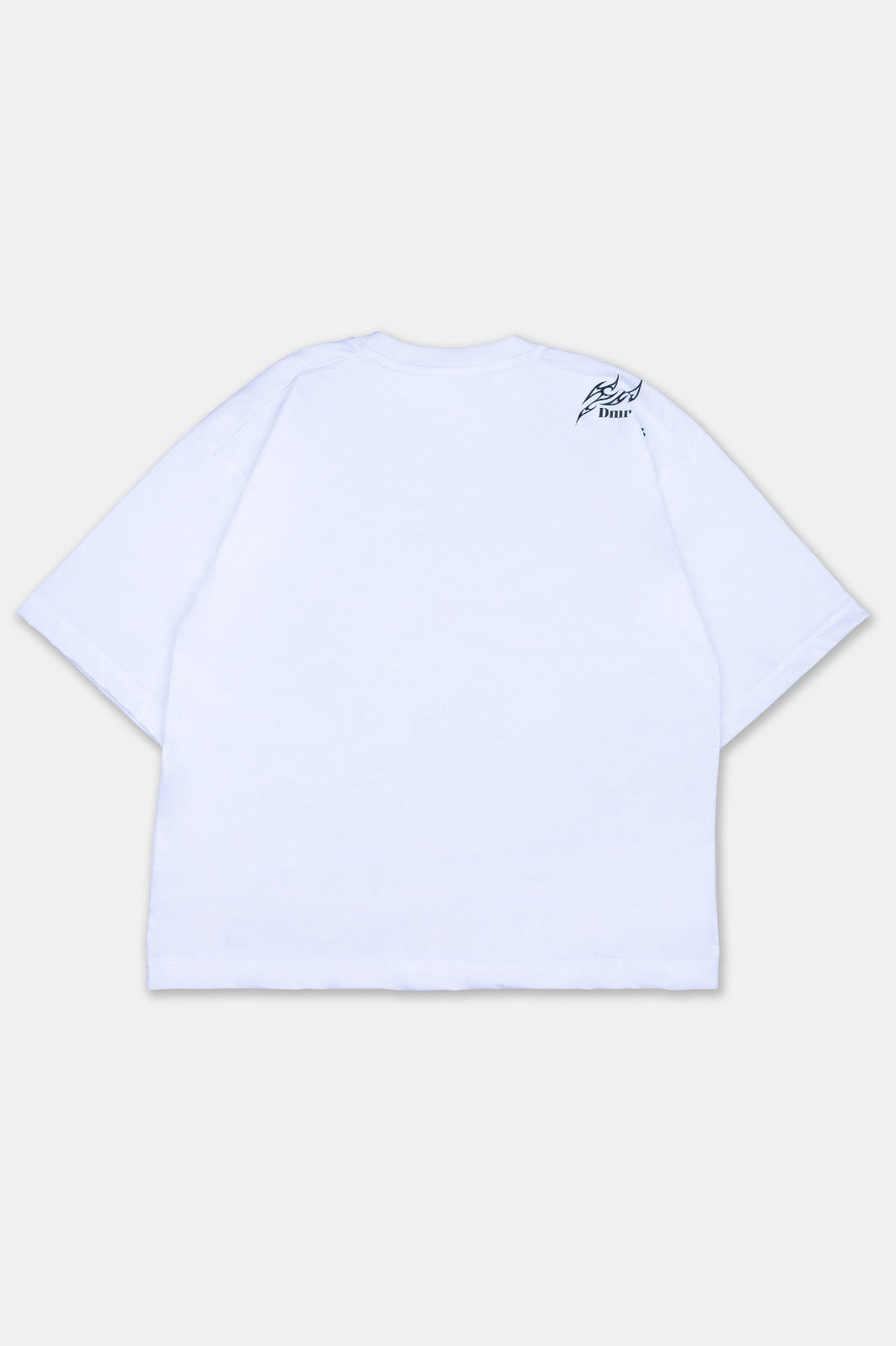 Imagen de espalda de polo boxy fit blanco para hombre, con cuello redondo y manga corta, fabricado en Jersey 20/1 de algodón 100% con etampado en el hombro. Ideal para looks casuales y urbanos. 