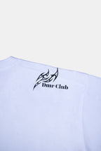 Detalle del estampado sobre el hombro del polo boxy fit en color blanco