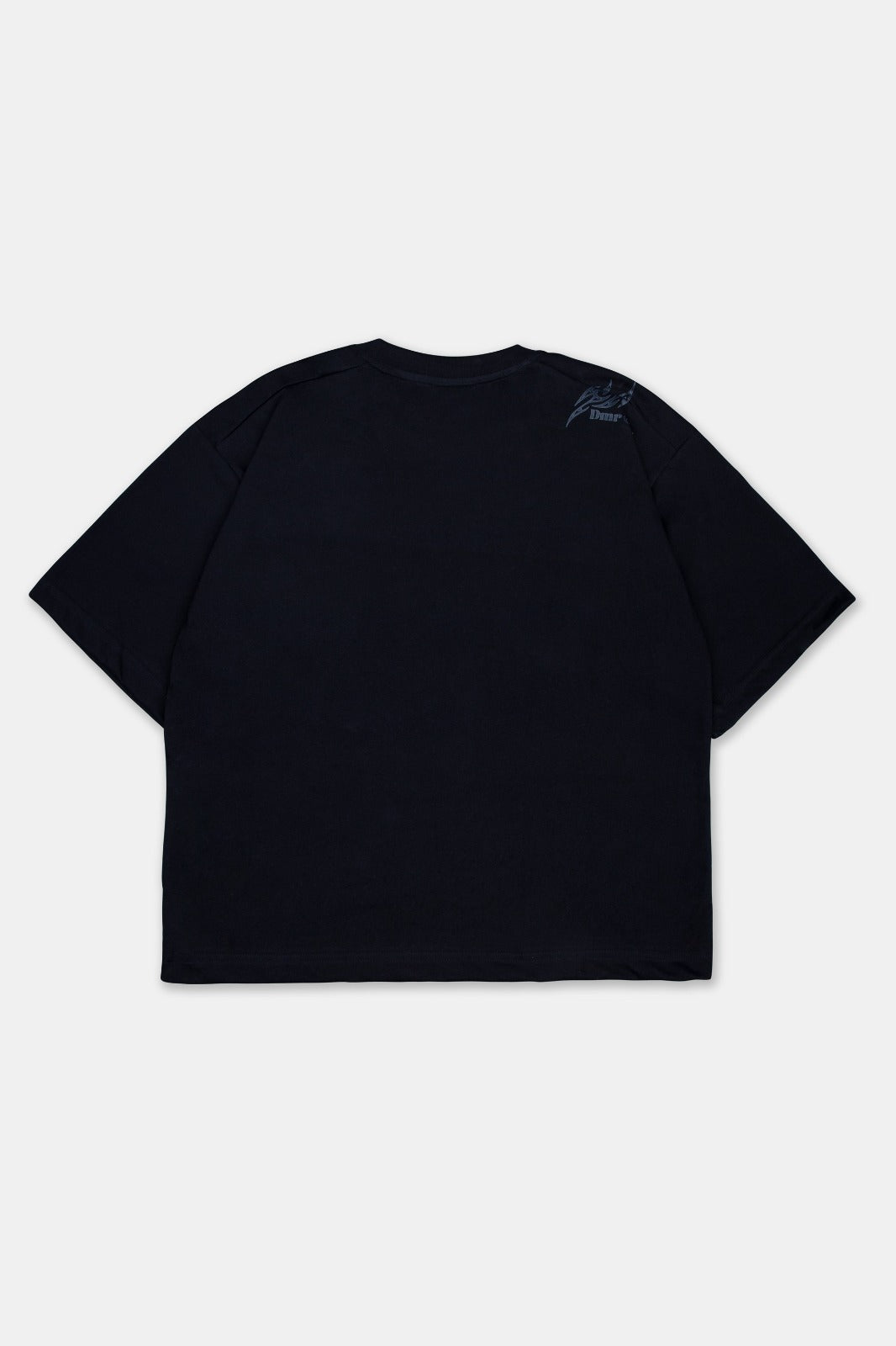 Vista trasera de polo boxy fit en color negro para hombre. Con cuello redondo, manga corta y estampado en la altura del hombro.